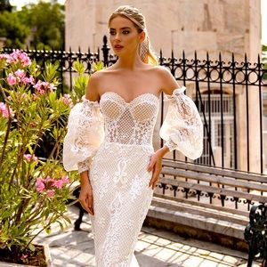 NEVER WORN Beautiful Beaded Wedding Gown